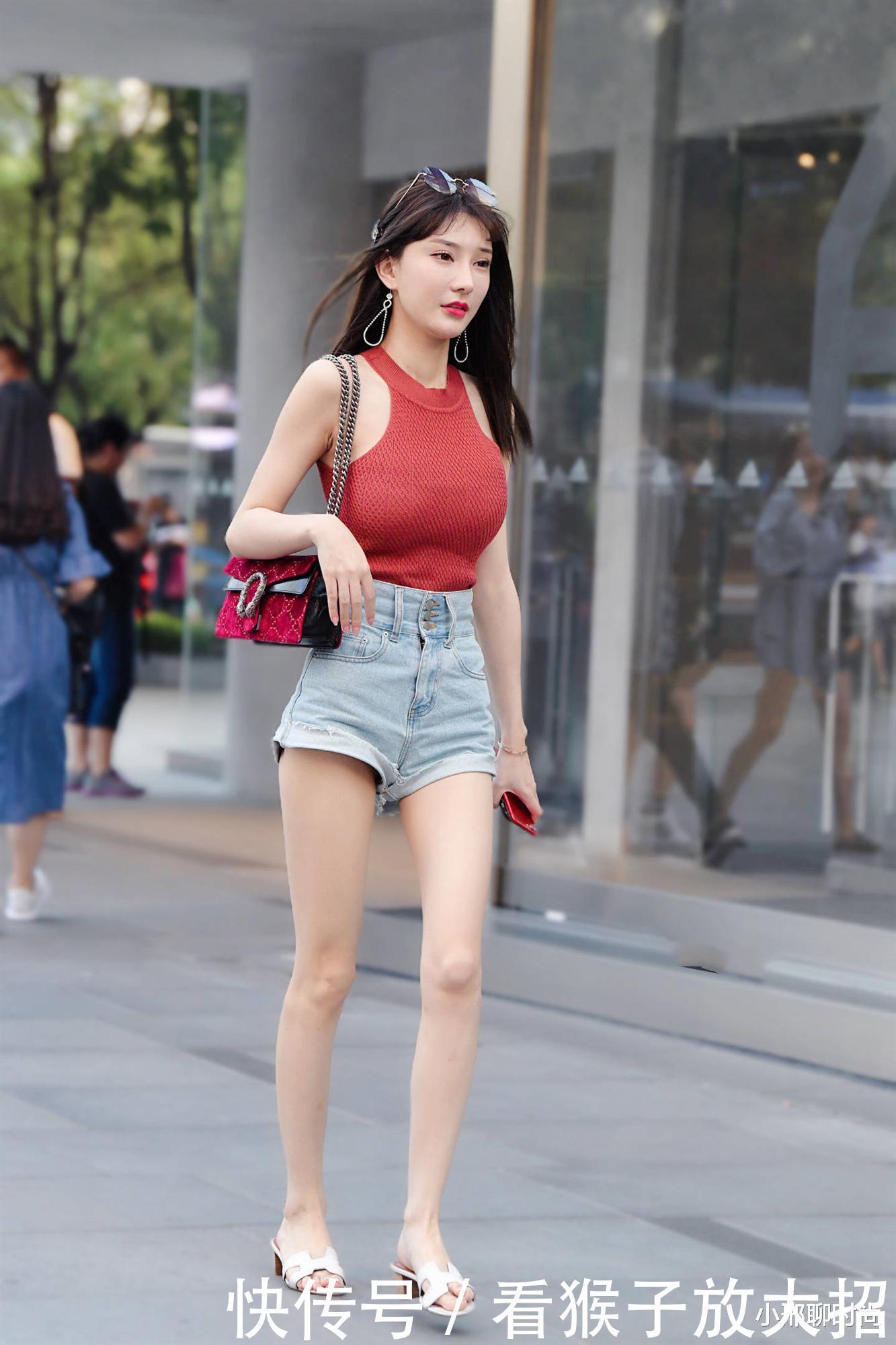 穿搭|深红色挂脖上衣搭配牛仔短裤,清新又自然,简单又时尚