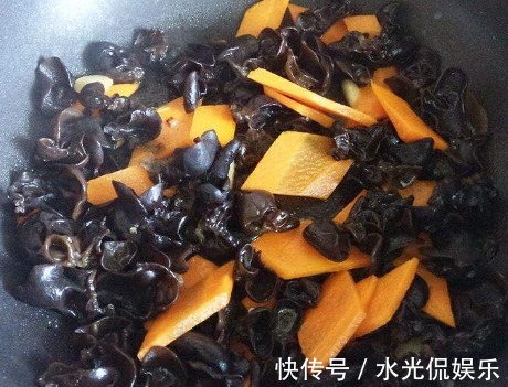 鲜香|炒木耳总是“噼啪”响多加上1个步骤，木耳不炸锅，鲜香还脆爽