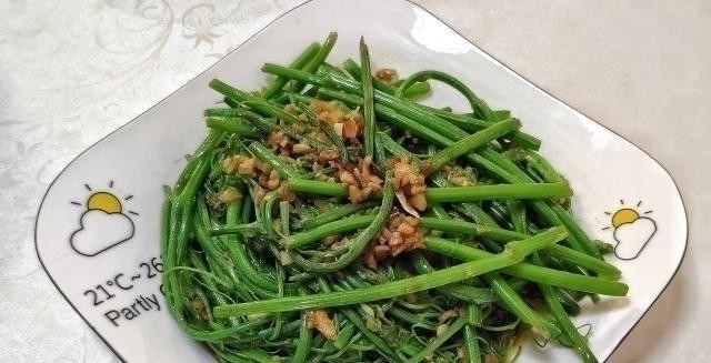 朋友来吃饭,宝妈花45元做一桌菜,朋友吃撑了,孩子爸却说抠门