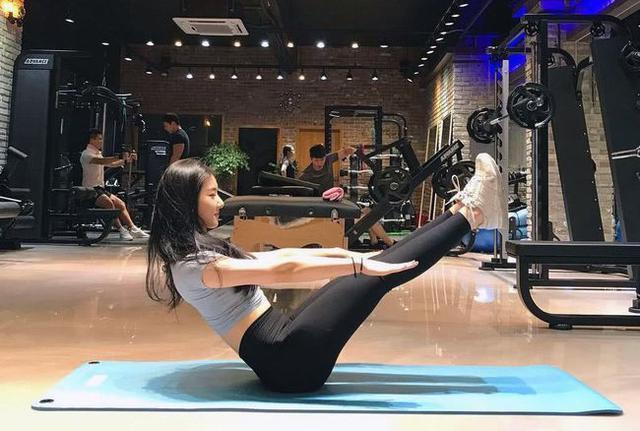 饮食|美女坚持健身5年，气质出众，腿部线条匀称，直言健身的功劳