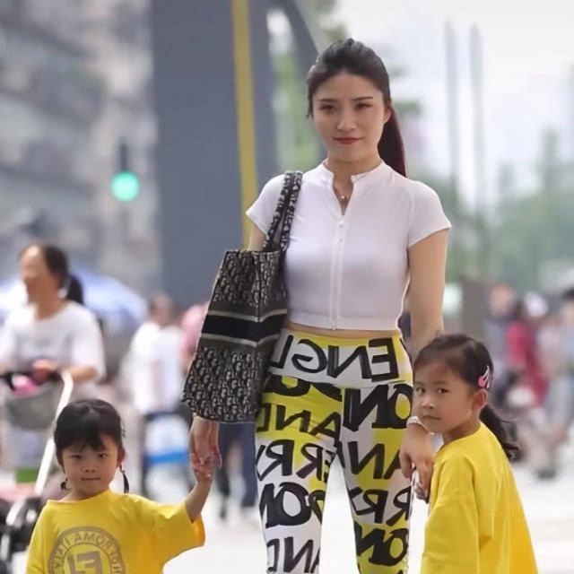 美女|路人街拍,美女有一股清纯美,穿淡红色连衣裙舒适大方