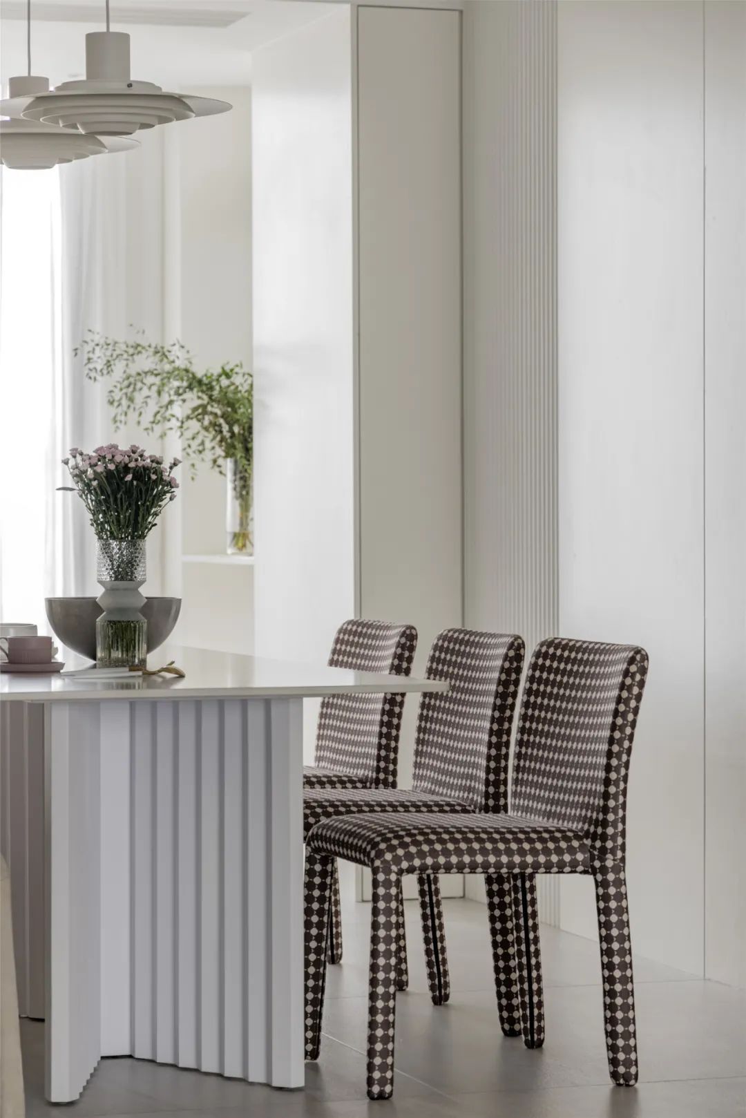 布置|210㎡简约大平层,淡雅温馨、绿植装饰,生活文艺舒适