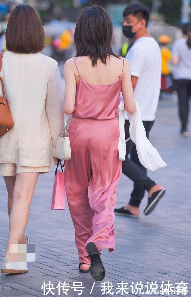 短发美女身穿粉色连体衣,时尚又靓丽,更显清新自然风