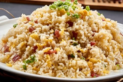 蛋炒饭|做蛋炒饭时，下锅前多做1步，色泽金黄诱人，米饭粒粒分明不粘连
