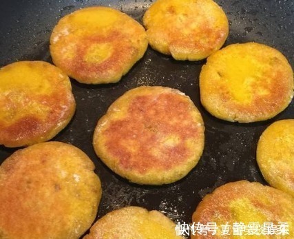 做南瓜饼时,还在用油炸大厨教你“1招”,低油少糖超美味