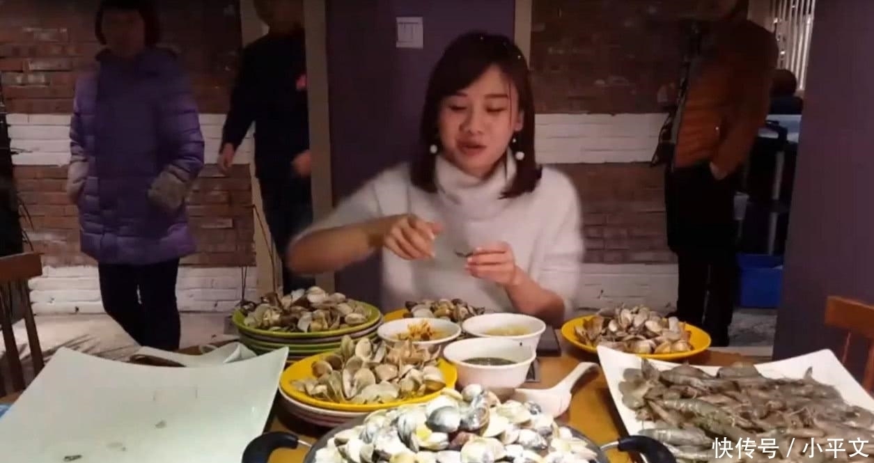 老板|密子君吃68元的自助,老板准备了一百斤虾,网友:真心机