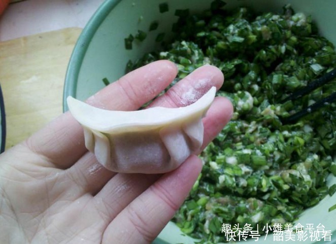 技巧|调韭菜饺子馅,教你几个小技巧,韭菜不出水不变色,鲜香可口