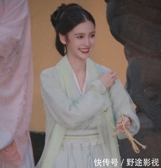 cos|baby录制综艺《萌探》,cos青蛇造型好绝,网友:杨紫有压力了