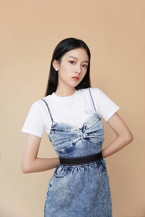 吊带裙|小姐姐太美了，白色t恤搭配牛仔吊带裙，清新又可爱