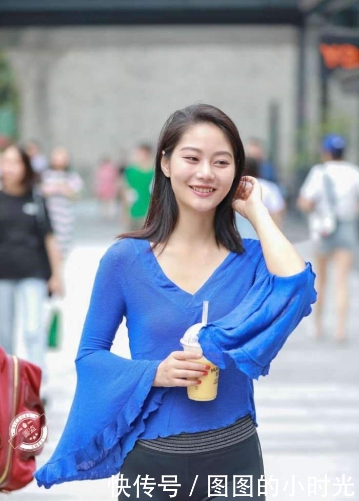 小姐姐|街拍:小姐姐穿蓝色针织T恤像翩翩飞舞的蝴蝶,搭紧身裤身材超赞