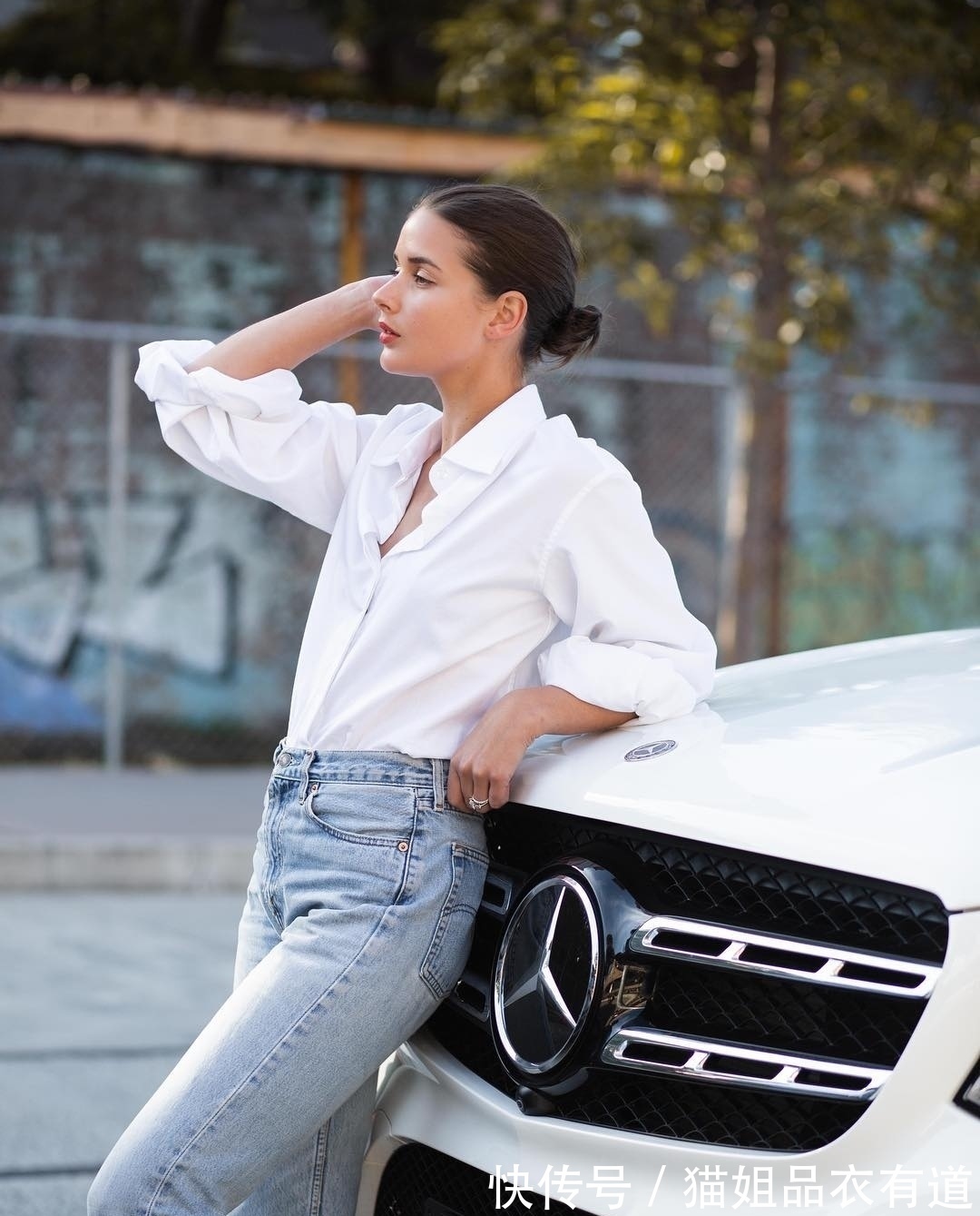 露肤|今夏穿衬衫,不流行直接塞裤腰了!这5个技巧拿去用,洋气又时髦