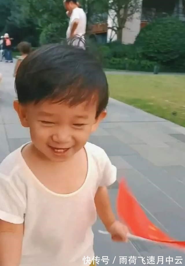 hoho|爱国先锋!陈小春1岁半小儿子正面照曝光,手执国旗开心挥舞狂奔