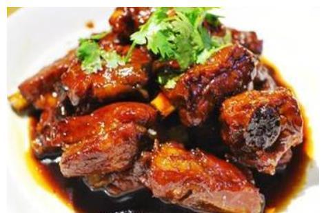 秋季天气凉爽孩子每天坚持打篮球，多吃经典菜，个头蹭蹭长