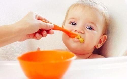 妈妈们|辅食添加有顺序，给妈妈们一张贴心的时间表！别让宝宝“吃不消”