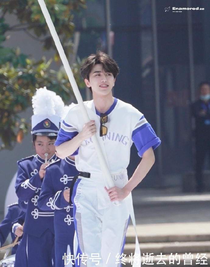 蔡徐坤今日《奔跑吧》路透来袭 运动会上的小小扛旗手甜度爆表可爱炸裂!