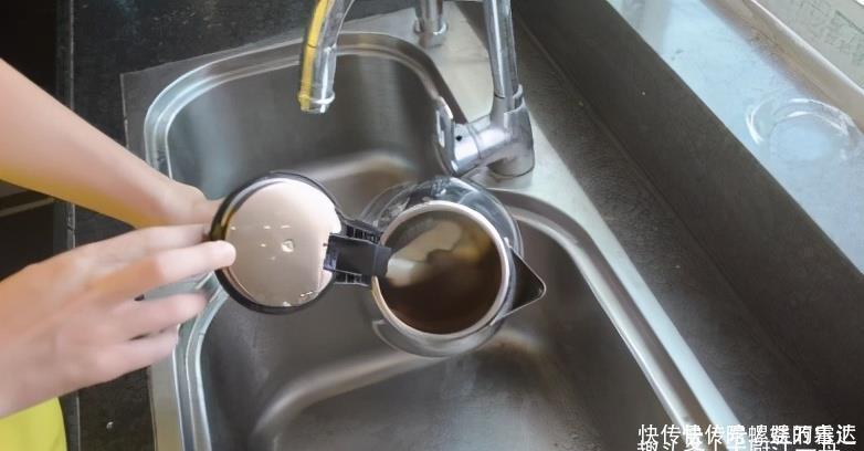 不管水壶水垢多厚，大厨教你一招，水垢快速去除，方便又卫生