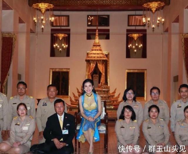 苏提达又穿长裤长袖亮相,警告诗妮娜不要穿得太清凉