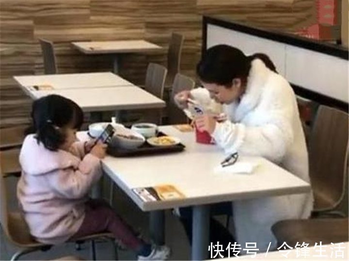 孩子|母女俩在服务区吃饭,被路人拍下传到网上,网友:为孩子未来担心