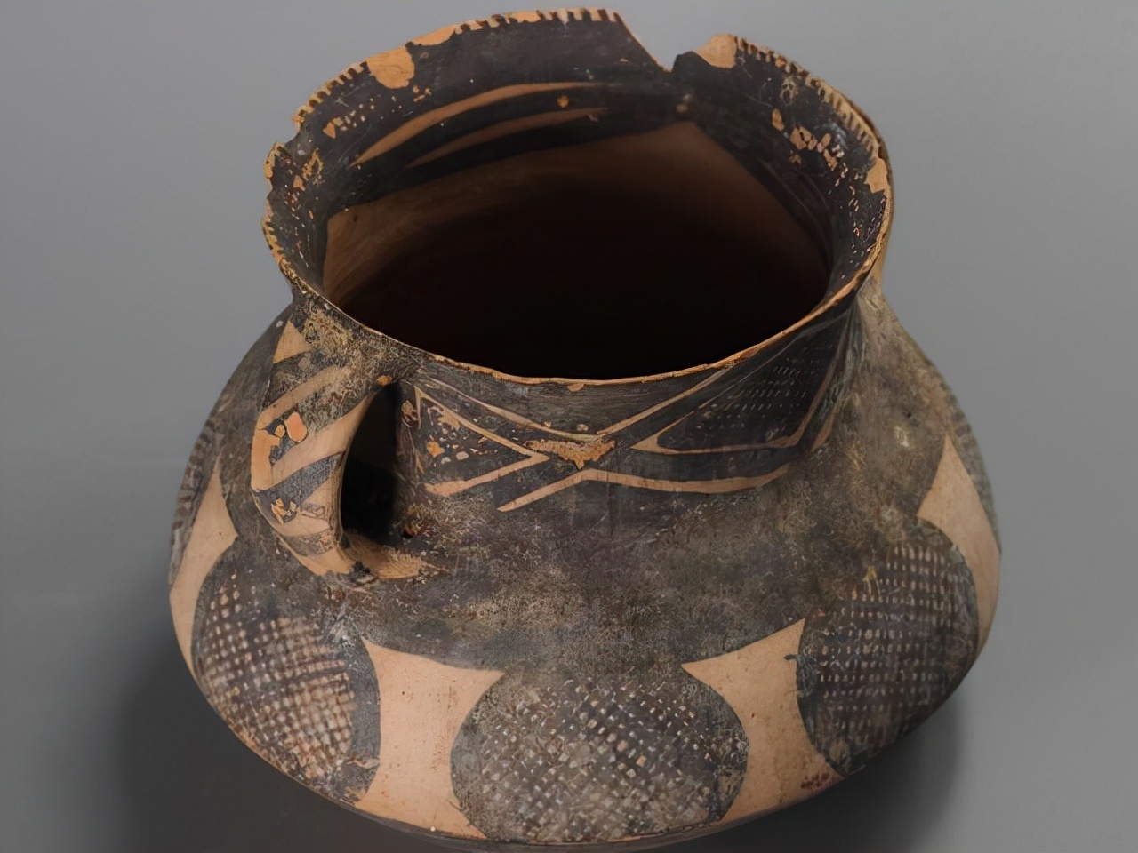 考古专家#白道沟坪遗址发现“谜”样的鸳鸯火锅,经过研究,它竟有特殊用途