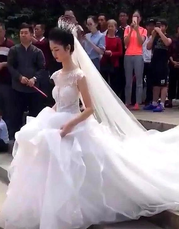 一举动|最美“长颈鹿新娘”爆红,一出场时,众人欢呼:新郎拯救了银河系