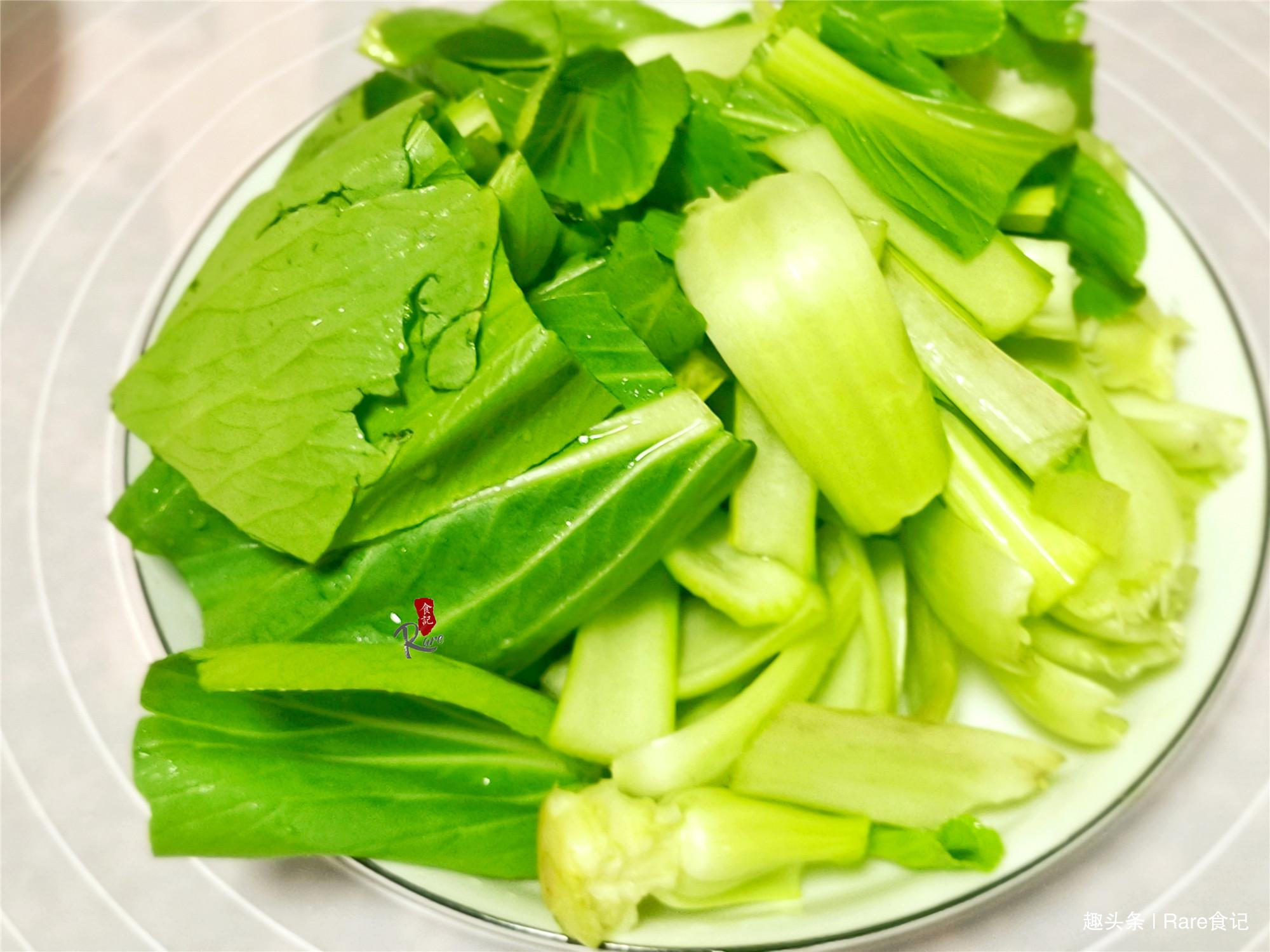 娘俩晚餐如此做,饭菜一锅出,有荤有素还便宜,7元就能饱了