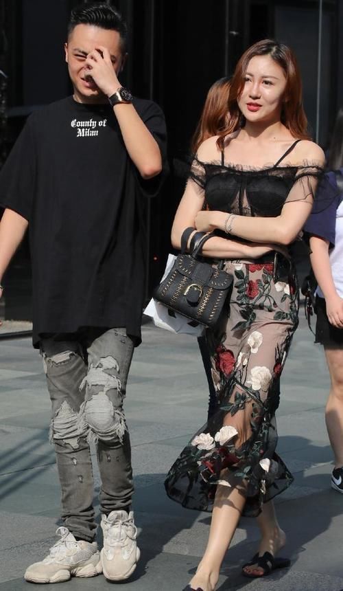 时髦 瑜伽裤穿在身上,不仅时髦还显瘦,适合年轻人!