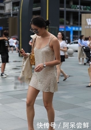 知性|街拍:清凉优雅的长款吊带背心,十分具有知性的女人味,简单大方