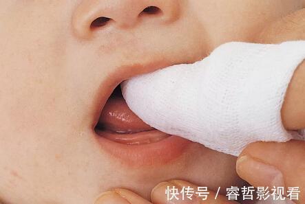 牙龈|这些征兆说明宝宝要长牙了,爸妈这样帮宝宝长出整齐洁白的牙齿!