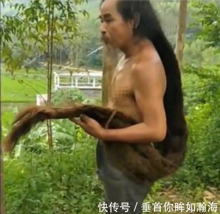 理发|男子30年不洗头不理发,一身全是虱子,被人们称之为野人
