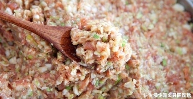 不论饺子包什么馅,记住2个技巧,保证调出来的饺子馅,好吃筋道