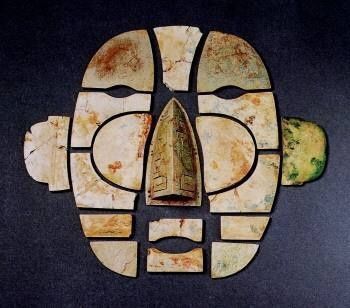 炸山|炸山发现神秘石坑,25年后挖出840平米大墓,出土1件逆天“面具”