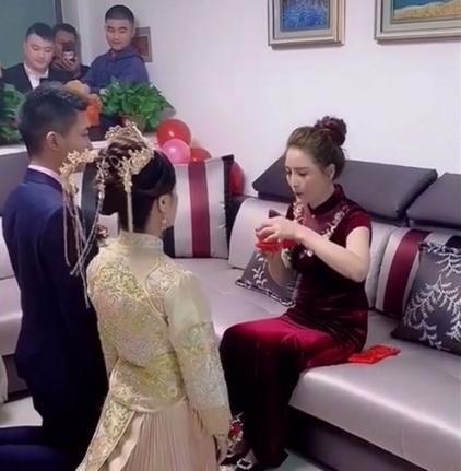 新娘 婚礼上一婆婆火了,靠颜值抢尽风头,新娘吐槽:到底谁的婚礼?