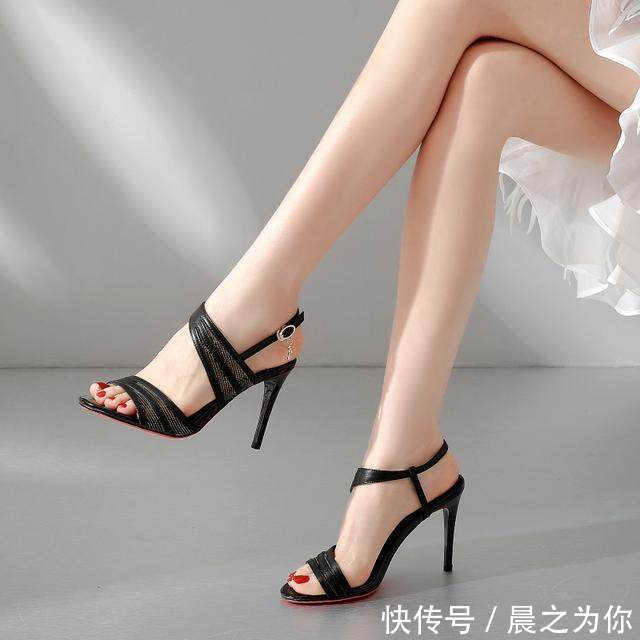 一字扣 尖头细高跟鞋,拉长腿部线条,衬托女性迷人的身姿