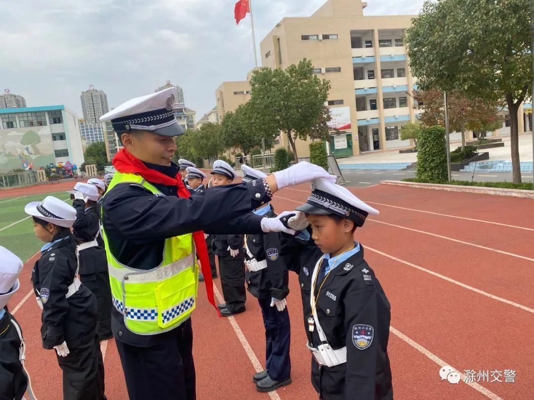 小学|交警支队为龙蟠小学“小小交警队”授旗