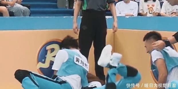 被黄旭熙压倒在地,被baby提溜起来,张含韵真的豁出去了