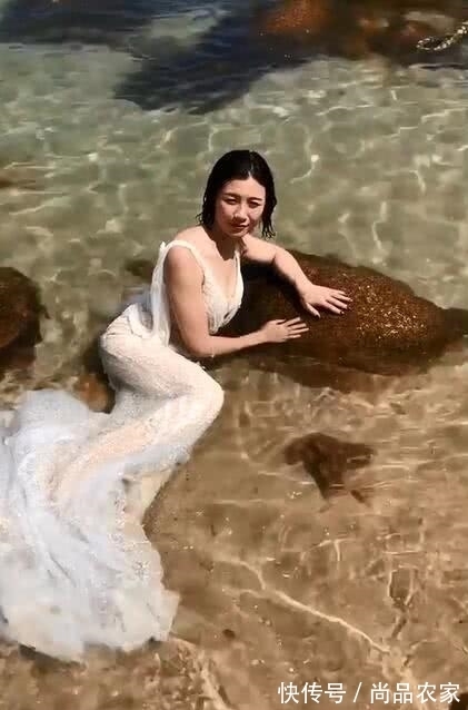 短发|短发美女在海边拍婚纱照,看到精修图后,她生气的哭了