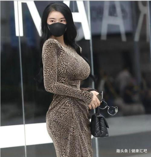 前凸后翘|健身美女身穿旗袍,展现东方女性魅力,好身材怎么保持的