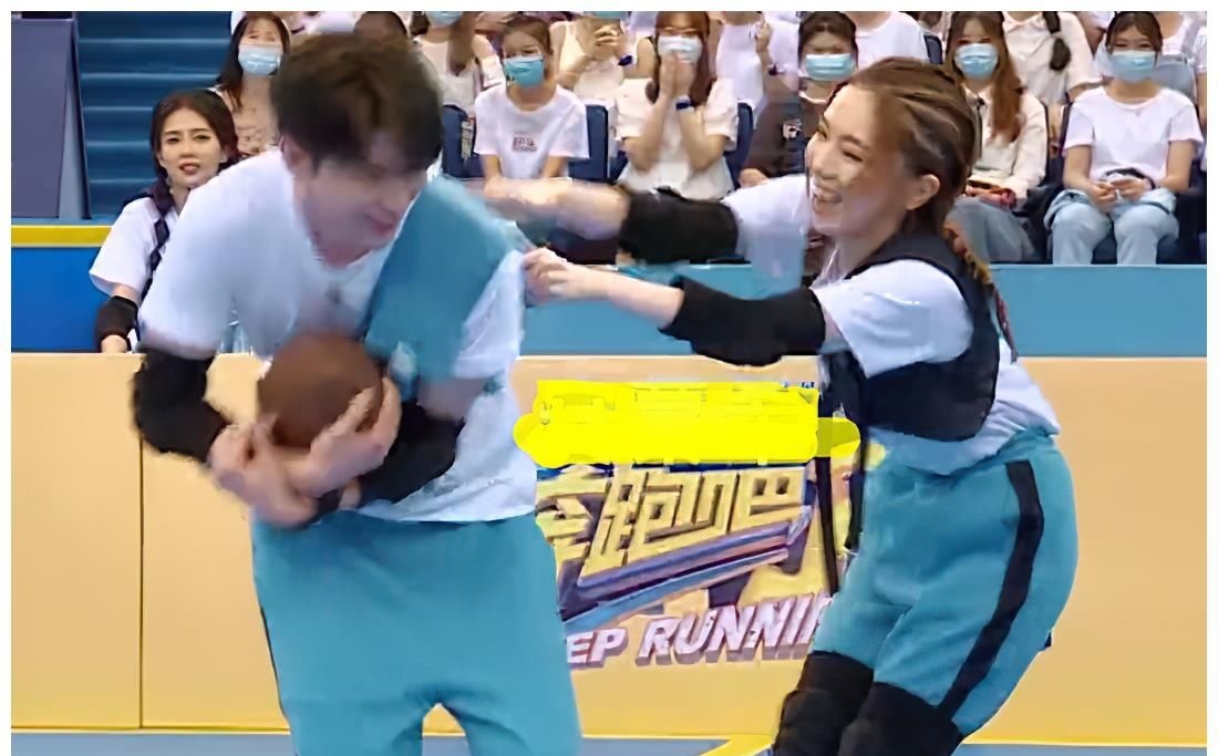 蔡徐坤打篮球衣服让女嘉宾扯坏,名牌秒被撕掉,录节目像进了盘丝洞