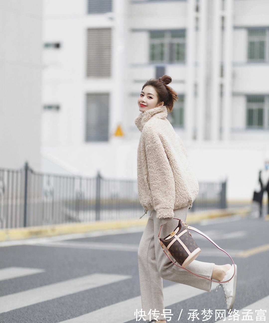 搭配 今年有种火叫杏色穿搭,毛绒外套搭配灰色长裤,高级时髦又显白
