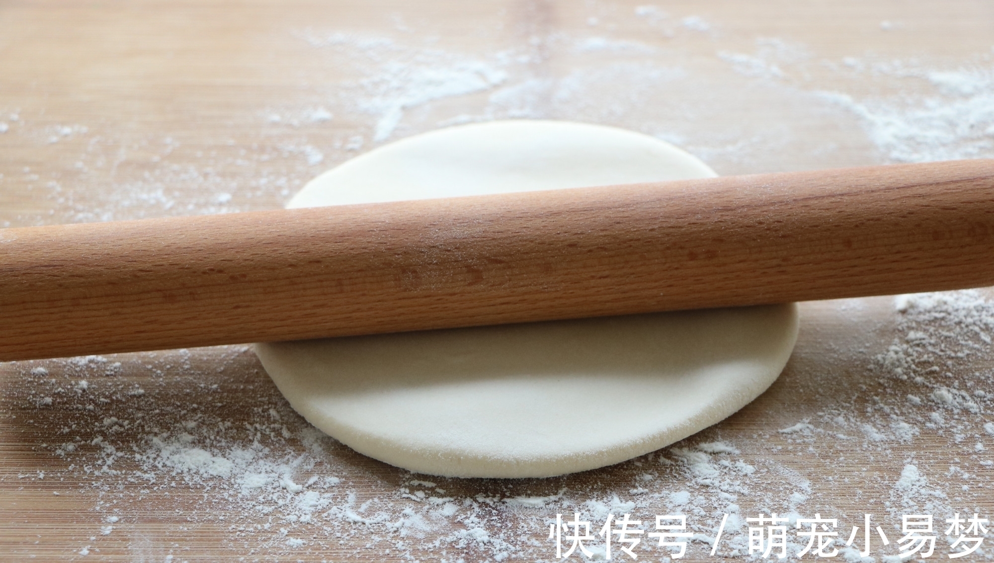 包菜还可以这样吃，皮薄馅大，金黄酥脆，一人吃一盘都不腻，香！