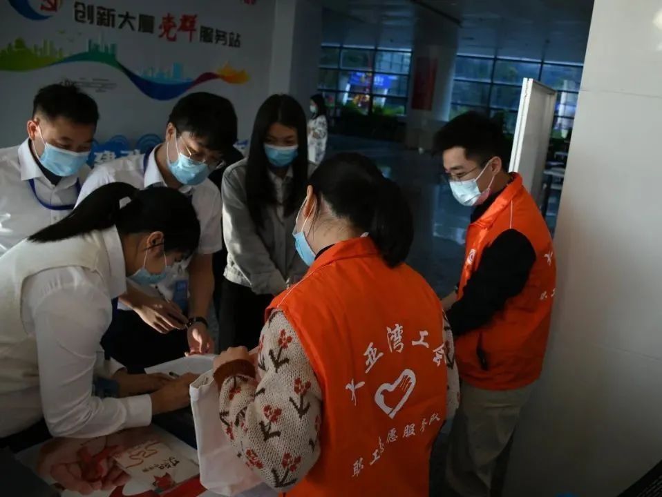 宣传活|“生命至上 终结艾滋 健康平等”——大亚湾区总工会开展预防艾滋病宣传活动