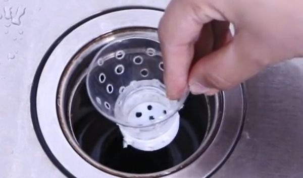 矿泉水瓶上扎几个小孔,放在厨房太厉害了,全家人都夸好!