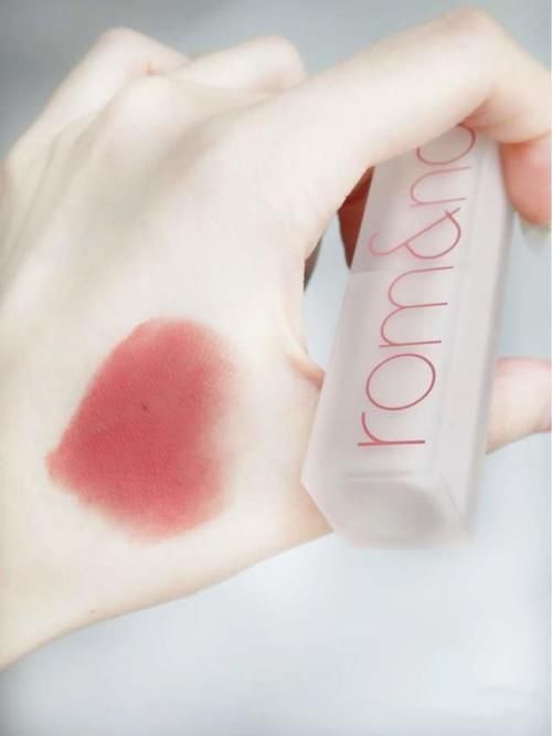 蜜桃色|白皮才能涂“蜜桃色”口红?我偏不信!这5支黄皮涂照样美