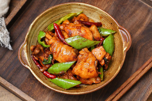  比黄焖鸡还好吃的辣炒鸡块，麻辣鲜香肉质不柴不硬，就是太费米饭