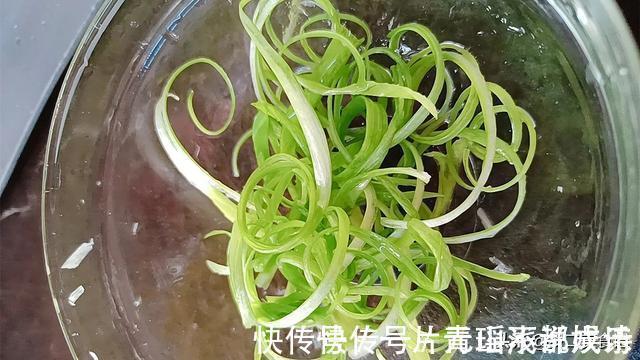 鲈鱼这样做太好吃了，肉香嫩滑，吃了几十年都没吃够，太解馋了