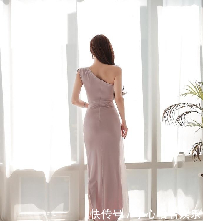 穿着这条连衣裙,再清纯的女生也可以展示自己的成熟感