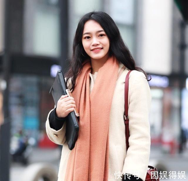 街拍小姐姐穿着黑色网纱的仙女裙,太有感染力了