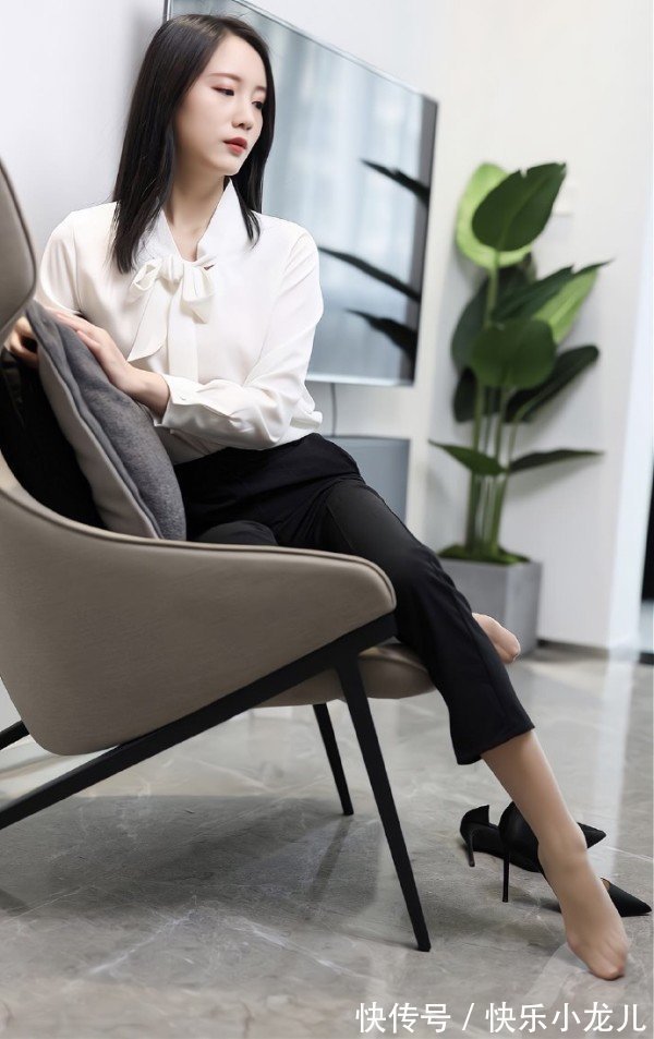 紧身裤 白色衬衫搭配黑色紧身裤职业装突显优雅气质,好美哦