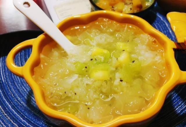 银耳和水果是天生一对，女人每周坚持喝3次，美容养颜皮肤好