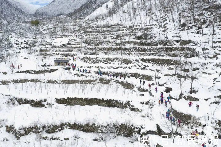 失联|挤爆了！昨天上万人涌入这个地方赏雪！一对年轻男女失联！还有人背婴儿上山